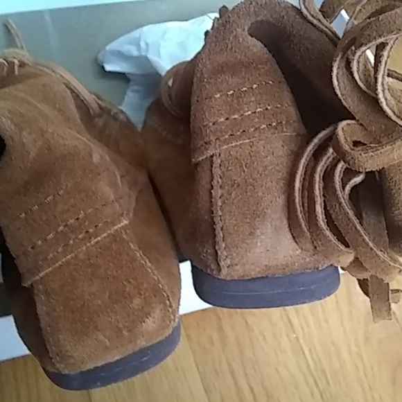 Minnetonka low lace up moccasin boots - Picture 4 of 6